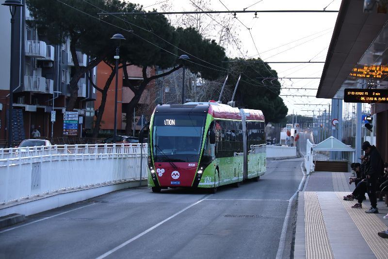 Bahnhof Riccione am Abend mit einfahrendem Wagen 36518. Foto: Budach