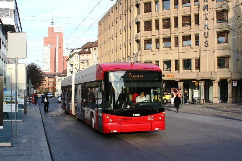 Gemäß der Angebotsstrategie sollen die 2010-2014 beschafften HESS Swisstrolley 101-124 nach rund 20 Betriebsjahren im zweiten Schritt bis 2035 durch 13 Doppel- und 16 Gelenk-Batterie-Trolleybusse ersetzt werden. Foto: Dirk Budach