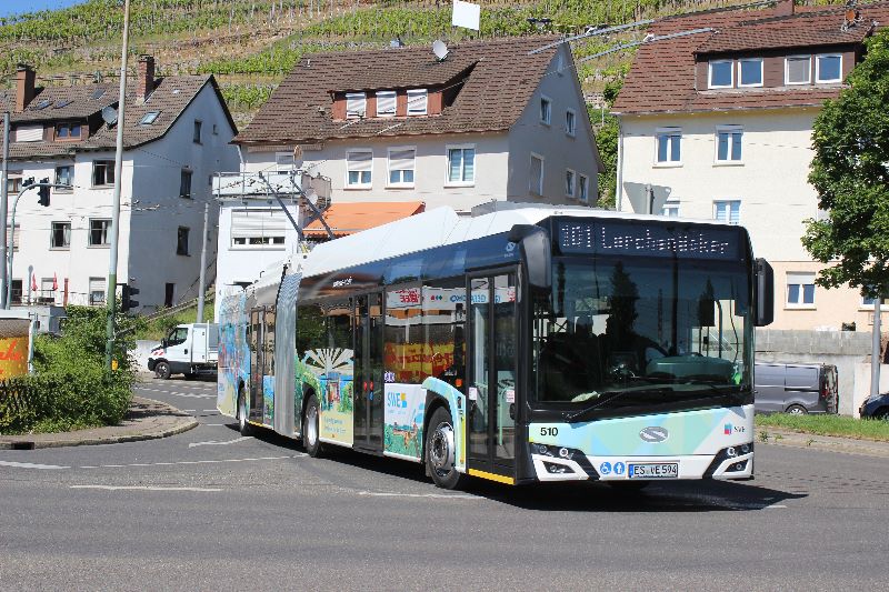 Für den Linienverkehr ist von den drei als Werbung für die SWE dekorierten Neufahrzeugen bislang nur Wagen 510 zugelassen, hier verlässt er Mettingen am 18.5.2020. Foto: J. Lehmann