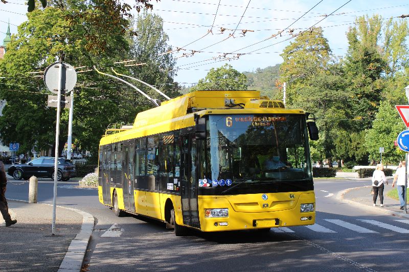 Seit dem 6.9.2020 werden Batterie-Trolleybusse auch auf der Linie 6 eingesetzt, hier fährt Wagen 64 am 16.09.2020 die Haltestelle City-Service an. Foto: J. Lehmann