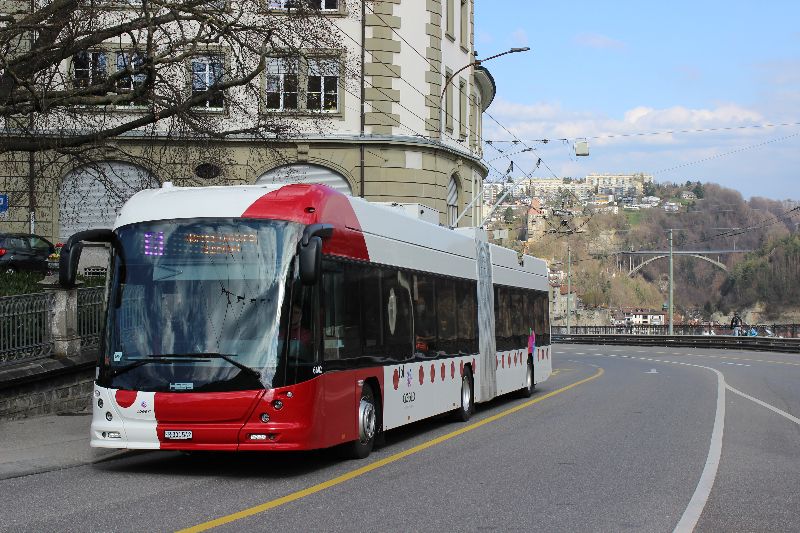 LighTram 6602 im Einsatz auf der Linie 6, die bis zur Umstellung der Linie 1 vorübergehend von Batterie-Trolleybussen bedient wird. Foto: J. Lehmann, 14.4.21