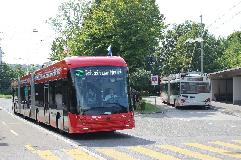 Eine Vorstellungsfahrt führte um 12 Uhr zur Endhaltestelle Oberseen, gut erkennbar der Abstandwarner auf der Bugklappe und an anderen Stellen, er warnt den Fahrer bei zu dichtem Auffahren. Foto: J. Lehmann, 30.08.22