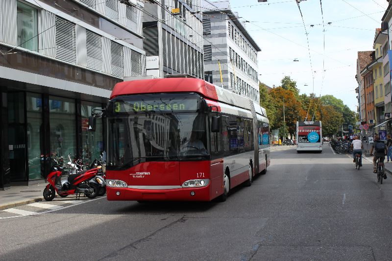 Auf dem Rückweg vom Bahnhof ins Depot passiert Wagen 401 den ältesten Solaris 171, der inzwischen mit 1.004.580 km Kilometermillionär geworden ist. Foto: J. Lehmann, 30.08.22