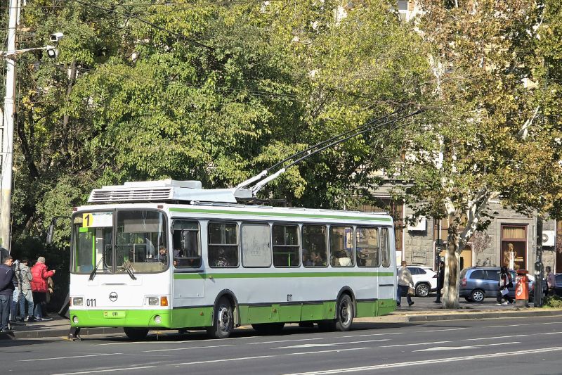 Die drei übrigen Trolleybuslinien 1, 9 und 15 werden von den LiAZ-Trolleybussen bedient, hier Wagen 011 als Linie 1 am 31. Oktober 2024. Foto: Artavazd Khachatryan