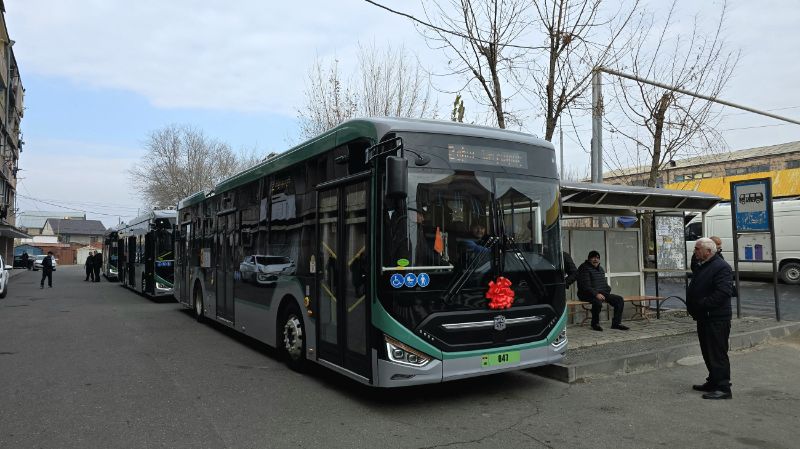 Am ersten Betriebstag 2.12.24 pausieren drei Zhongtong LCK6126E an der neuen Endhaltestelle der Linie 2 im Stadtbezirk Nubarashen. Foto: Artavazd Khachatryan