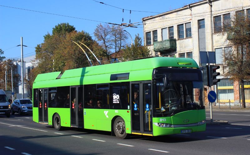 Auch die Trolleybusse trugen Aufkleber "90 metu Kelyje" übersetzt: 90 Jahre unterwegs, hier Solaris 013 als Linie 4 vor dem Bahnhof. Foto: J.Lehmann, 19.9.2024