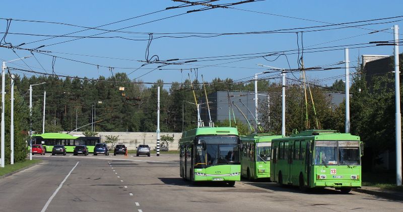 Zur Fahrleitungsenteisung stehen noch einige Skoda 14Tr zur Verfügung, hier warten im Depot die Wagen 232 und 338 neben den Solaris 035 auf ihren nächsten Arbeitseinsatz. Foto: J. Lehmann, 19.9.24