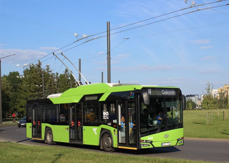 Unter neuer Fahrleitung am Kovo 11-osios gatvę mit der Taikos pr. ist der jüngste Solaris 143 als Linie 14 unterwegs. Foto: J. Lehmann, 19.9.2024