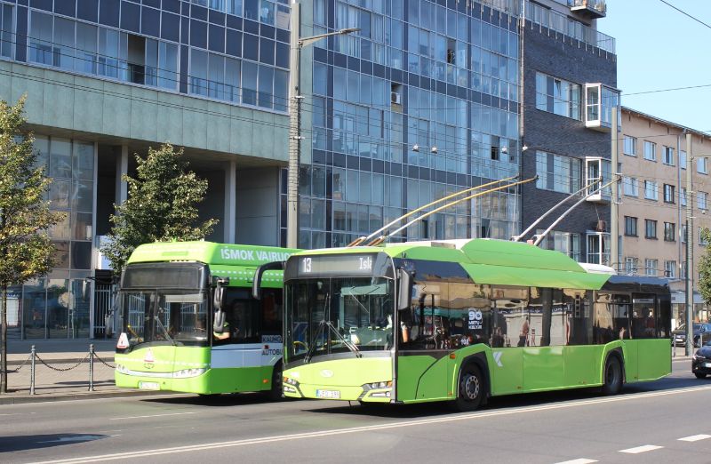 Der Solaris 036 wurde 2021 als Fahrschulwagen umgebaut und ist nun ohne Betriebsnummer unterwegs, er wird hier gerade vom Solaris 108 der Linie 1 überholt. Foto: J.Lehmann, 19.9.2024