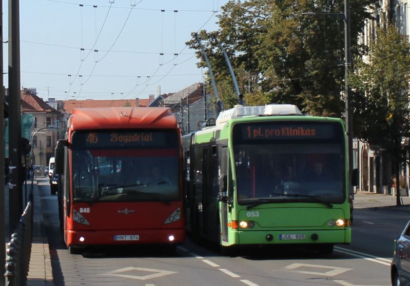Zwei ehemalige Holländer treffen sich auf der Šv. Gertrūdos gatvę, links der VanHool-Doppelgelenkautobus 840, 2015 aus Utrecht (4904) übernommen und der Berkhof 053 (bis 2017 Arnhem 5221) als Linie 1. Foto: J. Lehmann