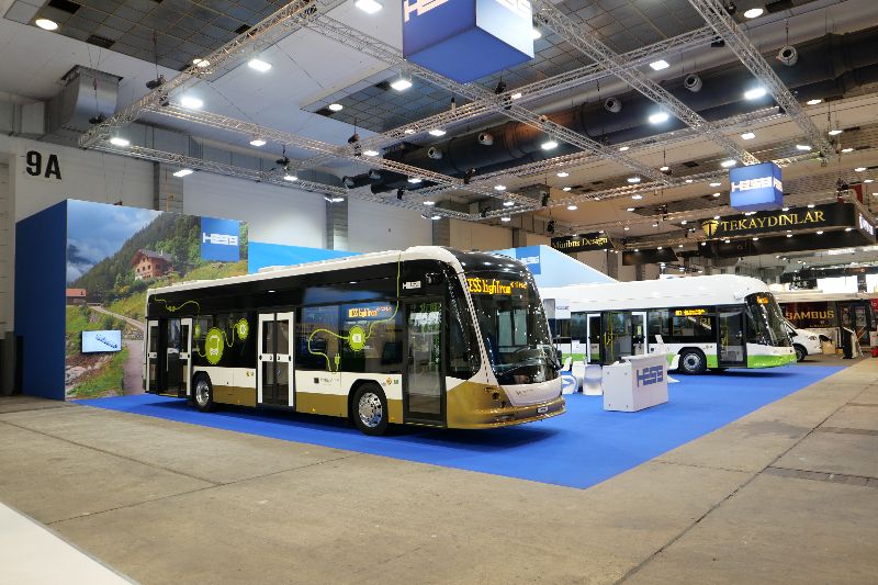 Der Stand der Firma HESS auf der Busworld 2023 in Brüssel mit beiden Fahrzeugen. Foto: Budach