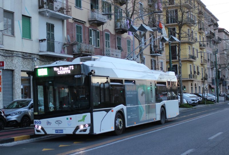 Solaris Trollino Nr. 4832 an der Haltestelle Porta Sprugola, die ebenfalls mit zwei Trichtern in der Fahrleitung ausgestattet wurde. Foto: J. Lehmann, 1.4.2025
