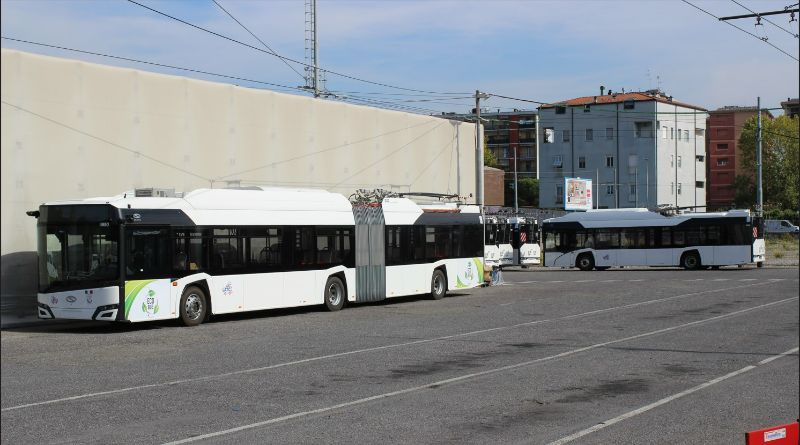 Auf dem Trolleybusbetriebshof warten die Trolleybusse 4850 und fünf Solowagen auf Ihre Inbetriebnahme. Foto: J. Lehmann, 12.10.22