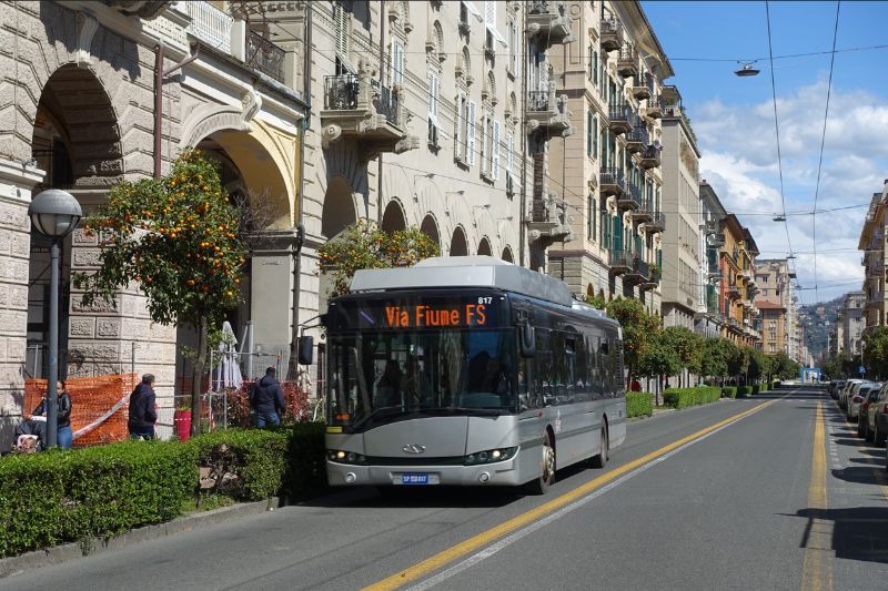Solaris Trollino Nr. 817 auf dem Weg zur Via Fiume, um die acht Fahrten der Linie 37 von 12:30 Uhr bis 20:25 Uhr zu bedienen. Foto: J. Lehmann,  1.4.25
