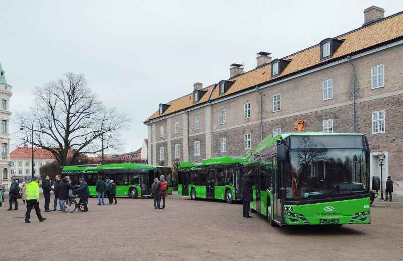 Auf dem Kasernenplatz konnten die drei neuen Trolleybusse besichtigt werden, sie standen hintereinander in der Reihenfolge 1891, 1893 und 1892. Foto: Frank Wonneberger