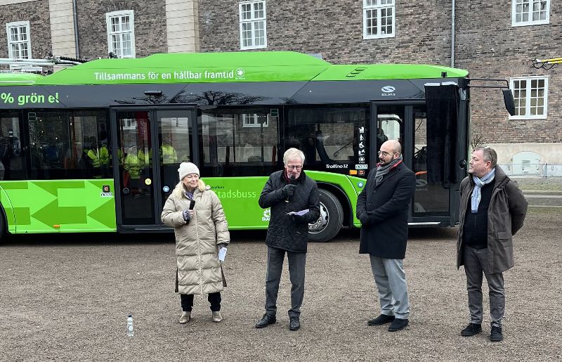 Vor der Enthüllung der neuen Namen hielten Vertreter der Skånetrafiken und Keolis Ansprachen vor den neuen Trolleybussen, hier Wagen 1892 mit einem schwarzen Tuch zur Verhüllung des neuen Namens. Foto: Marie Cleréus Eventansvarig Skånetrafiken
