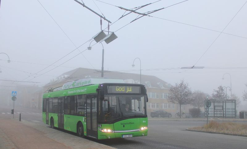 Um 9:30 Uhr rückte der Solaris 6994 ins Depot ein, für den 12-Minuten-Verkehr tagsüber bis 15 Uhr genügen zwei Kurse, die am 12.12.24 von den Wagen 6991 und 6990 absolviert wurden. Morgens und von 15 bis 18 Uhr wird ein 6-Minuten-Takt geboten, neben Wagen 6994 stand auch ein Erdgasbus im Einsatz. Foto: Frank Wonneberger