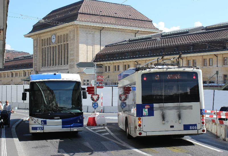 Während SwissTrolley 637 am nördliche Kreisverkehr vor dem Bahnhof gewendet hat und als Linie 3 wieder zurückfährt, wird SwissTrolley 866 als Linie 21 den Bahnhof passieren und an der südlich gelegenen Haltestelle wieder andrahten. Foto: J. Lehmann, 01.09.2022