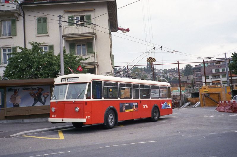 An gleicher Stelle vor 35 Jahren FBW/SWS/MFO Nr.650 (bis 1969 Zürich 12 Bj.1957) als Linie 4, die bis Anfang 2022 hier ihren Endpunkt fand. Foto: J. Lehmann, 25.09.1987