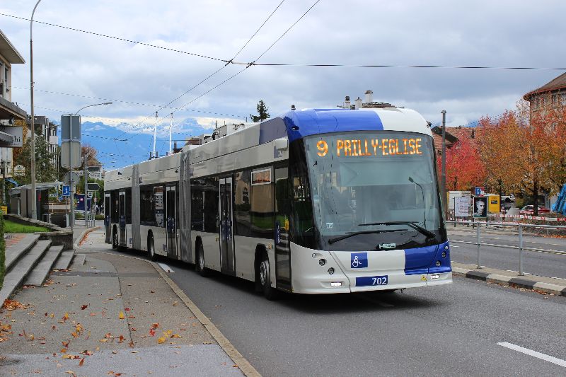 Je nach Bedarf kommen auch beide LighTram zum Linieneinsatz wie am 4.11.2020, wobei der Wagen 701 nach der Frühspitze ins Depot einrückte und Wagen 702 - hier in Pully auf dem Weg von Lutry-Corniche nach Prilly-Eglise den gesamten Tag auf der Linie 9 zum Einsatz kam. Foto: J. Lehmann