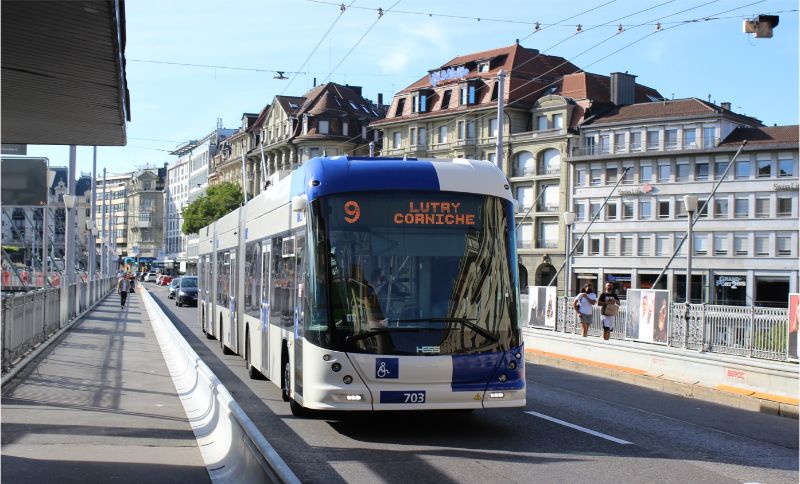 Bis auf drei Trolleybuslinien passieren alle Linien die Grand-Pont, hier lighTram® 25 DC Nr.703 als Linie 9 auf der historischen Brücke, die im Zuge der Erneuerung auch neue Geländer erhalten wird. Foto: J. Lehmann