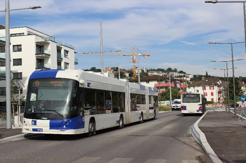 DGT 710 pausiert im Batteriebetrieb an der Endhaltestelle Prilly an der künftigen Haltestelle Broye, im Hintergrund befindet sich die aufgelassene Endhaltestelle Prilly- Église. Foto: J.Lehmann