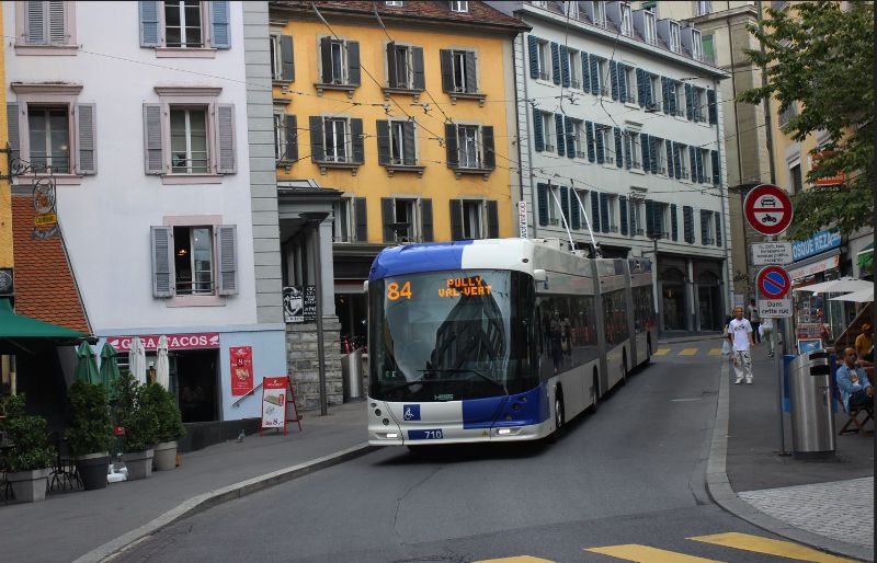 lighTram® 25 DC Nr.710 passiert als Linie 84 die Rue Neuve. Foto: J. Lehmann, 01.09.2022