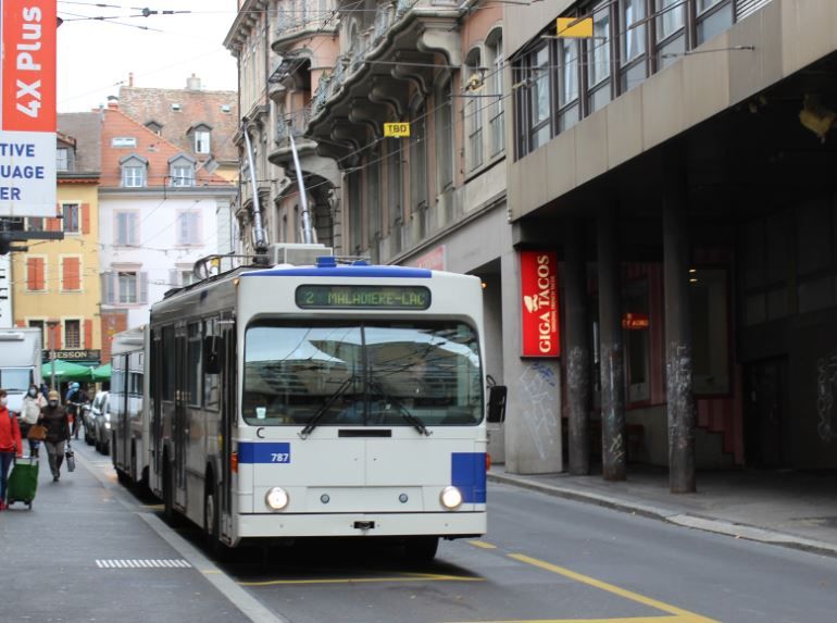 In der Frühspitze kommen Anhängerzüge auf auf einzelnen Kursen der Linie 2 zum Einsatz, hier am 4.11.2020 der NAW 787 mit Anhänger 923 in der Rue Mauborget im Stadtzentrum. Foto: J. Lehmann