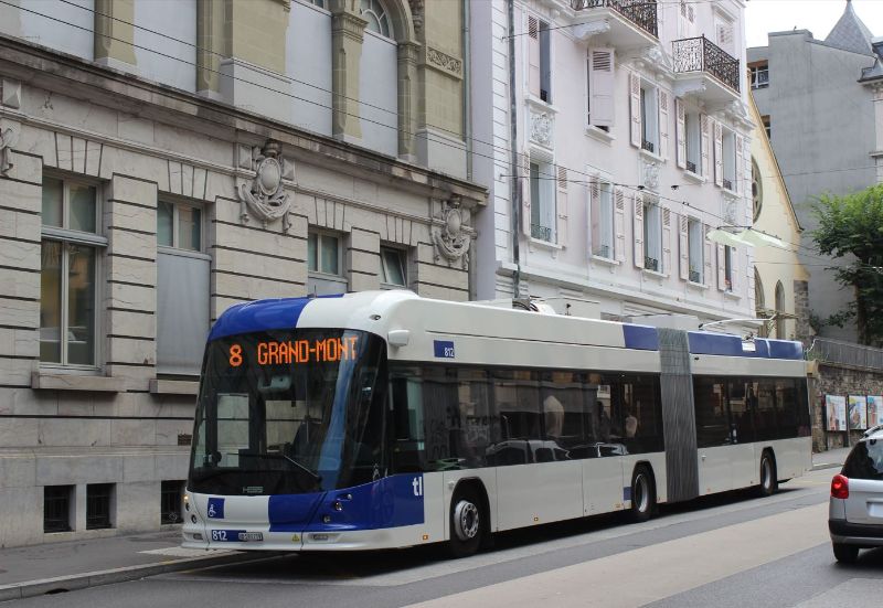 lighTram® 19 DC Nr.812 als Linie 8 beim Andrahten an der Haltestelle Place du Nord. Foto: J. Lehmann, 01.09.2022