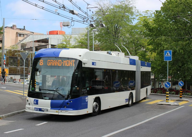 LighTram 813 als Linie 8 im Kreisverkehr vor dem Bahnhof Pully. Foto: J. Lehmann, 01.09.2022