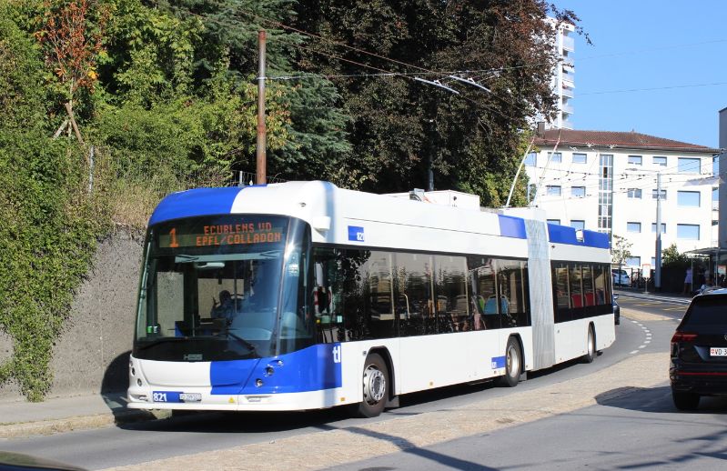 Unter neuer Fahrleitung fährt 804 auf der Av. de Montoie in Richtung EPFL, rechts der Trichter für das Eindrathen in Gegenrichtung sowie die Fahrleitung zur derzeit in Umbau befindlichen Wendeschleife. Foto: J. Lehmann, 22.08.23