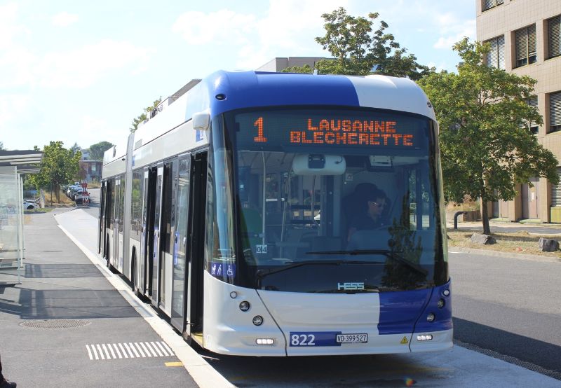 Die neue Endhaltestelle im südlichen Teil des EPFL wird nach 3,5 km Batteriefahrt erreicht, hier pausiert Wagen 822 an der neuen Endhaltestelle. Foto: J. Lehmann, 22.08.23