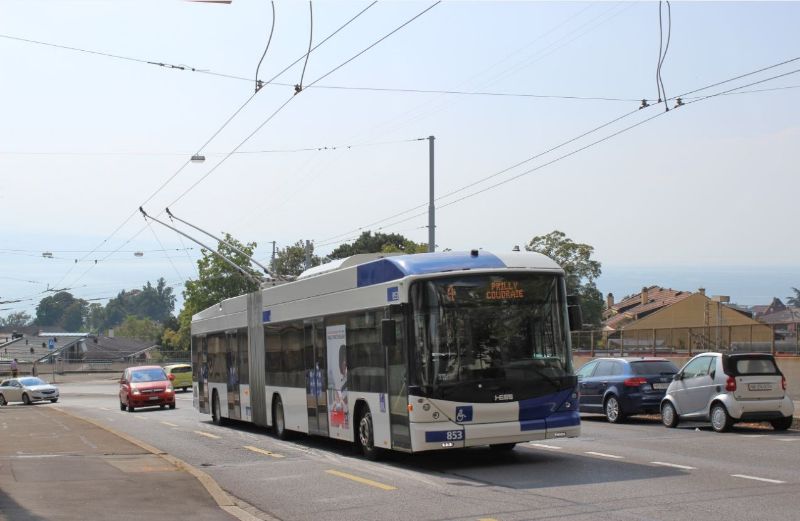 Die Brücke über die Bahnlinie im Zuge der Avenue de Jurigoz wird zurzeit erneuert und zweitweise können die Trolleybusse die Baustelle nur mit Hilfsantrieb passieren, hier passiert SwissTrolley 853 diese Brücke am 27.09.2016. Foto: J. Lehmann .