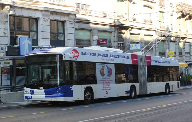 SwissTrolley 867 ist bereits mit Kameraspiegelsystem umgebaut und hat hier nach dem Wenden mit Hilfsantrieb an der provisorischen Endhaltestelle Bahnhof die Stangen wieder angelegt; der Trichter ist nur für das Eindrahten der Linie 3 angelegt. Foto: J. Lehmann, 22.08.23