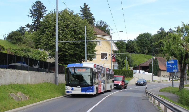 Die Linie 8 erhielt Anfang März 2024 eine Taktverdichtung in den HVZ, hier SwissTrolley 871 auf dem Weg nach Grand-Mont. Foto: J. Lehmann, 18.6.24