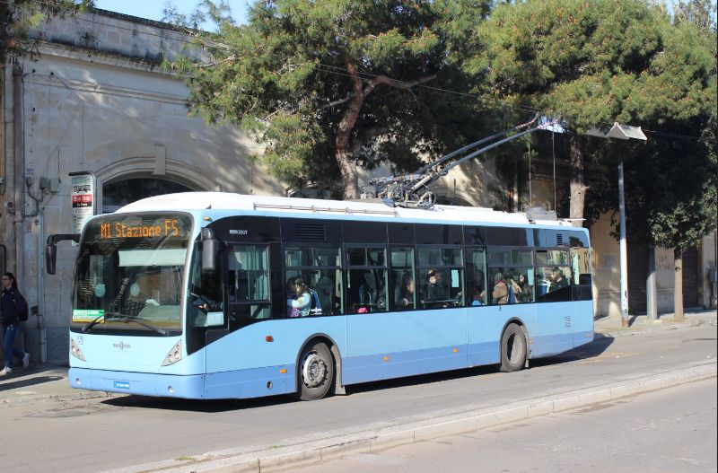 Nach dem Andrahten an der Haltestelle De Pietro fährt der VanHool Nr.008 rund 1,6 km elektrisch in Richtung Stazione. Foto: J.Lehmann, 18.3.2024