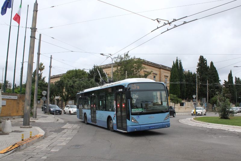 Die Ringlinien werden wieder alle 30 Minuten befahren, dabei kommt nur ein Kurs pro Richtung zum Einsatz, der Abzweig zum Bahnhof entfällt, um die Fahrzeit von 30 Minuten zu gewährleisten, hier Wagen 011 als Linie C3. Foto: Frank Wonneberger, 07.06.2023