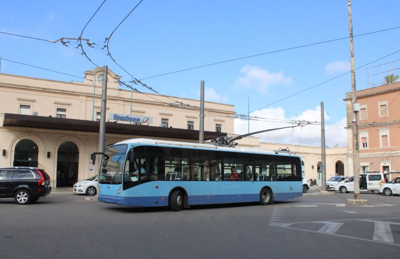 Als einzige Trolleybuslinie wendet die Linie M1, hier mit Wagen 012, vor dem Bahnhof, sie wird nun von zwei Kursen alle 15 Minuten bedient. Foto: Frank Wonneberger, 08.06.2023