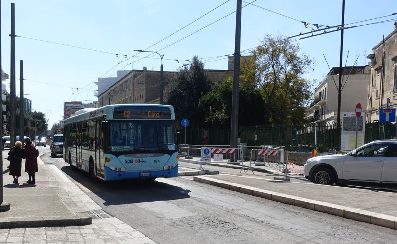 Wegen Bauarbeiten ist die Viale Marche zur Einbahnstraße erklärt worden, daher verkehrt die Ringlinie C2 im 15-Min.-Takt anstelle der Linie C3, aber mit Dieselbussen wie hier der Scania OmniCity Nr.164 am 18.3.24. Foto: J. Lehmann, 18.3.2024