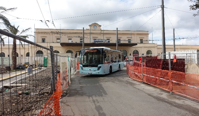 Von der 2,8 km langen Linie M1 werden derzeit nur rund 1,6 km elektrisch befahren, da die Fahrleitung im Zuge der Neugestaltung des Bahnhofsvorplatzes nur eingeschränkt genutzt werden kann und daher an der Haltestelle, hier der Autobus des Typs BredaMenariniBus Citymood 10 Nr.220 als Linie R8 vor dem Bahnhofsgebäude. Foto: J. Lehmann, 17.3.2024