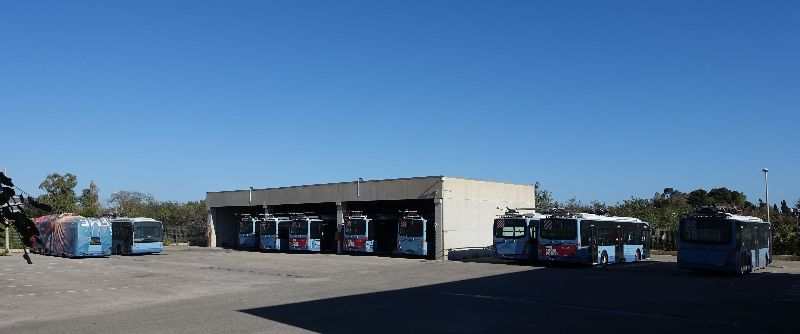 Auch am Osterwochenende bleiben die Trolleybusse im Depot, hier sind die Wagen 001, 003-011 zu sehen, Wagen 001 ist als Ersatzteilspender mit einer Plane verdeckt, nach aktuellen Bestandsdaten umfasst der Wagenpark nur noch 10 Trolleybusse. Foto: J.Lehmann