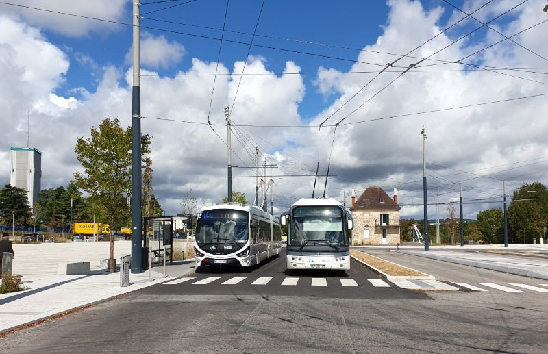 Auf dem Busterminal Pôle La Bastide befindet sich nun die Endhaltestelle der Linie 2, hier mit Wagen 912 als Linie 2 und 115 als Linie 6 am 20.08.2020; da auf der Linie 4 Dieselbusse während der Sommerferien zum Einsatz kamen, absolvierten die neuen Iveco-Trolleybusse Einsätze auf der Linie 2. Foto: Dirk Budach