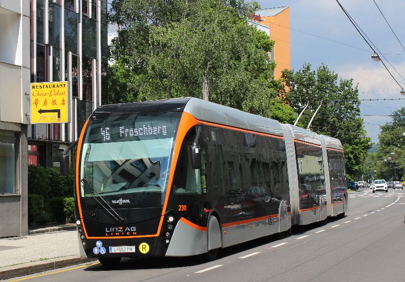 Doppelgelenk-Obusse sollen als Linie 48 zur geplanten RSB die innerstädtische Verteilung übernehmen, hier Wagen 230 als Linie 46. Foto: J. Lehmann, 24.5.2019