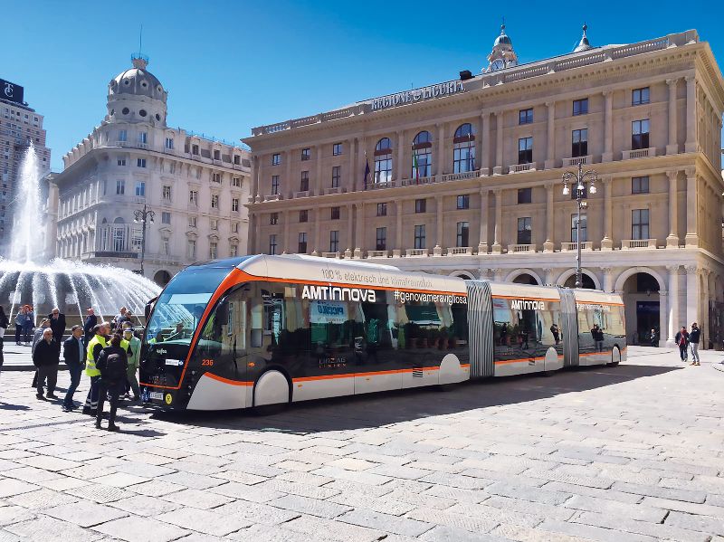 Foto:Präsentation des VanHool-ExquiCity Nr.236 aus Linz auf dem Piazza De Ferrari. Aufnahme: Linz Linien GmbH, siehe: