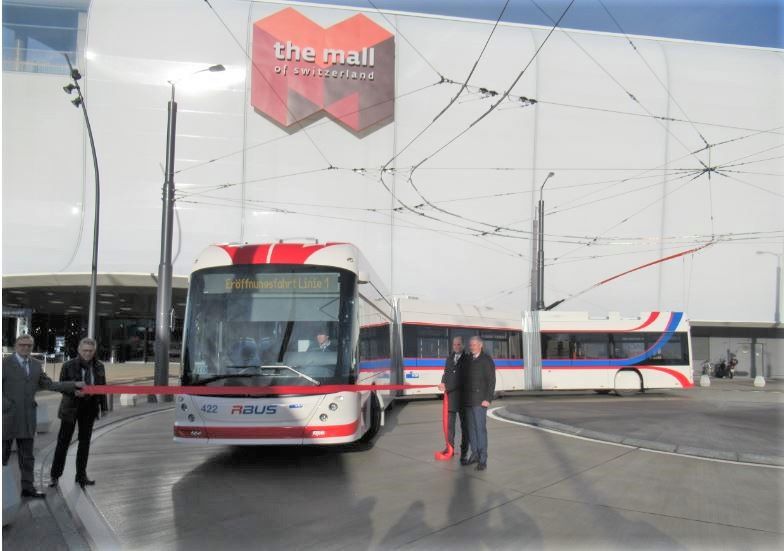 Offizielle Freigabe der verlängerten RBus-Linie 1 vor der Mall of Switzerland. Foto: J. Lehmann, 9.12.19