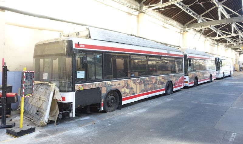 Neben dem MAN/Hess-10m-Trolleybus 1715 verblieben noch die Wagen 1716 und 1714 im Depot Cuire. Foto: J. Lehmann, 4.11.2025