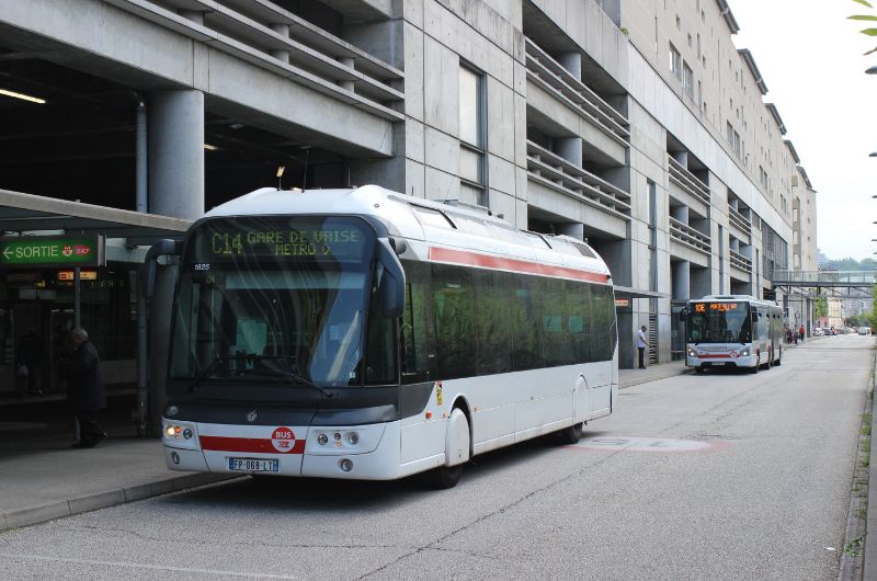 Für die Trolleybusse der Linie C14 ist am Gare du Vaise Endstation, die weiterfahrenden Fahrgäste müssen in den anderen Teil der Linie C14 umsteigen, die von Autobussen bedient wird. Foto: J. Lehmann