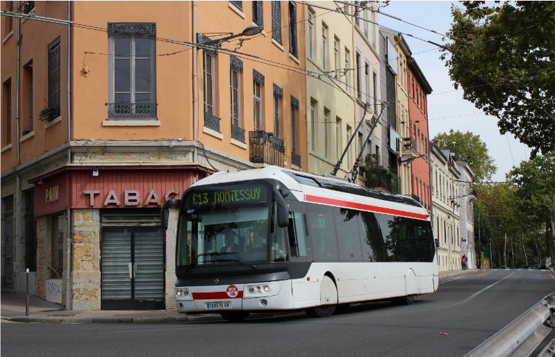 Aufgrund der Baustelle im Bereich am GARE PART-DIEU wurde die Linie C13 geteilt bedient, und zwar von Hotel de Ville bis Montessuy mit Trolleybussen und die restliche Strecke mit Dieselbussen. Foto: J. Lehmann, 29.9.2020