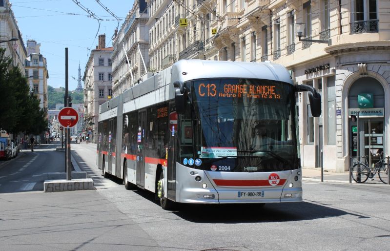 Auf dem Cours Lafayette verkehrt das LighTram 19DC Nr.2004 gemeinsam mit der Linie C3 auf der neu angelegten Busspur. Foto: J. Lehmann, 16.6.2021