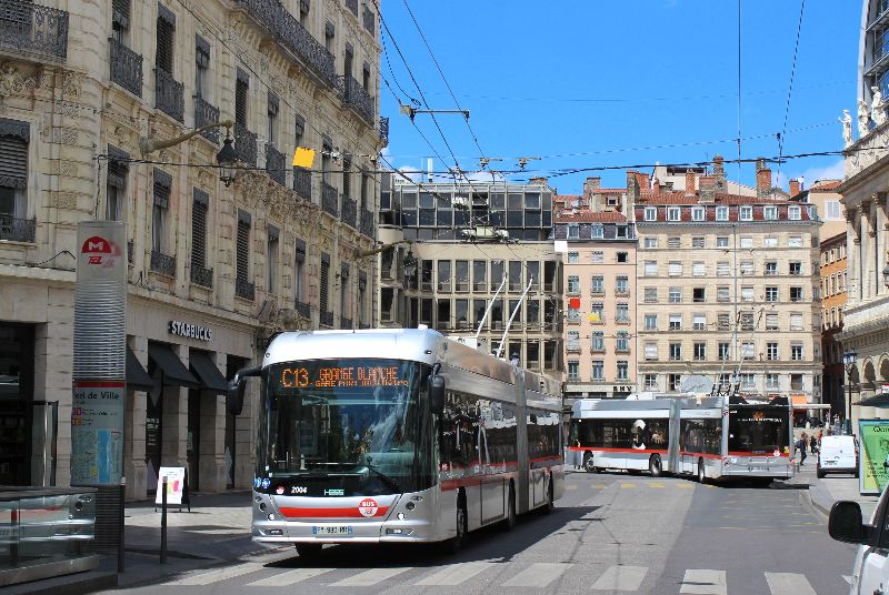 Die Haltestelle Hotel de Ville wird ab Juni 2025 nur noch von der Metro bedient, die oberirdischen Linien erhalten eine neue Linienführung, hier mit den LighTram 2004 und 2021 als Linie C13. Foto: J. Lehmann, 24.5.2022